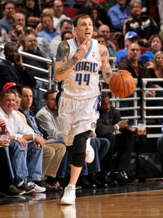 麦克丹尼尔斯第三节5中5轰12分，带领森林狼迫近比分